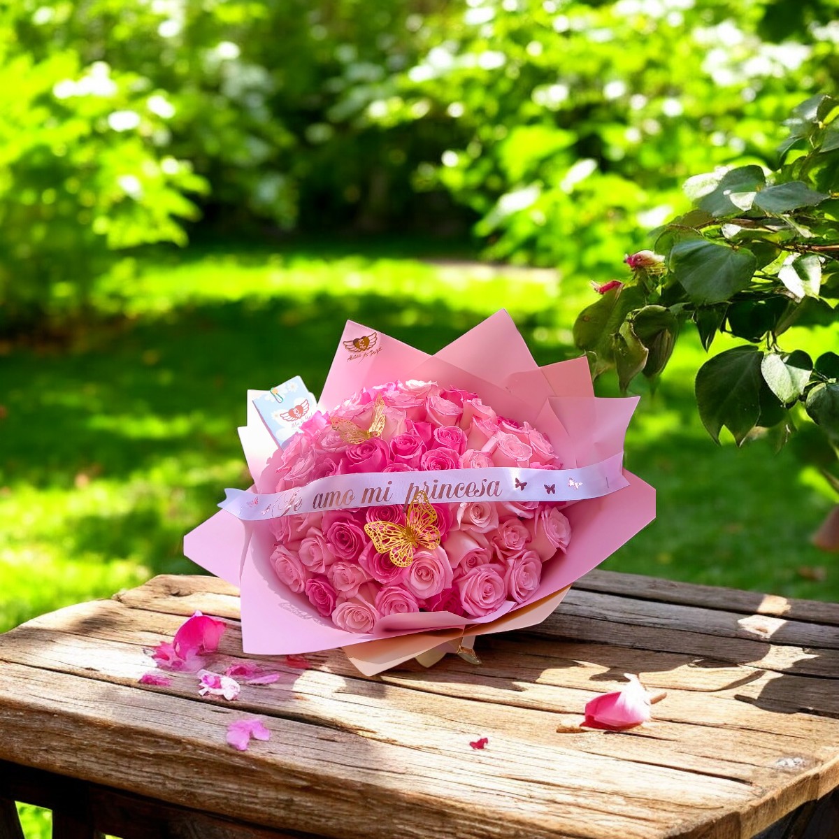 Ramo 'Destello Floral' con 50 Rosas: Belleza en Abundancia 3 Ramo 'Destello Floral' con 50 Rosas: Belleza en Abundancia - Imagen 3