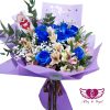 Ramo Azul, Regalo de Flores con Rosas Azules y Astromelias, Composición Floral Personalizada, Significado de las Rosas Azules en el Amor, Flores para Expresar Admiración y Misterio, Elegancia en un Ramo de Rosas.