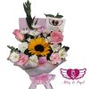 Un encantador Ramo Mixto con 02 Rosas, 01 Girasol y Margaritas para regalar alegría y amor. Perfecto para cualquier ocasión.