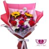 Experimenta la frescura de la primavera con nuestro "Ramo de Rosas y Girasoles Frescura Primaveral". Este regalo combina 8 hermosas rosas, 2 brillantes girasoles, margaritas, papelillo y más. Envuelto en papel impermeable personalizado y decorado con listón y maya, es el regalo perfecto para celebrar la vida y alegrar los corazones.
