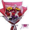 Experimenta la frescura de la primavera con nuestro "Ramo de Rosas y Girasoles Frescura Primaveral". Este regalo combina 8 hermosas rosas, 2 brillantes girasoles, margaritas, papelillo y más. Envuelto en papel impermeable personalizado y decorado con listón y maya, es el regalo perfecto para celebrar la vida y alegrar los corazones.